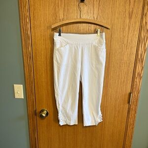 Christopher & Banks White capri with lace accents Petite Pants 4P pull on